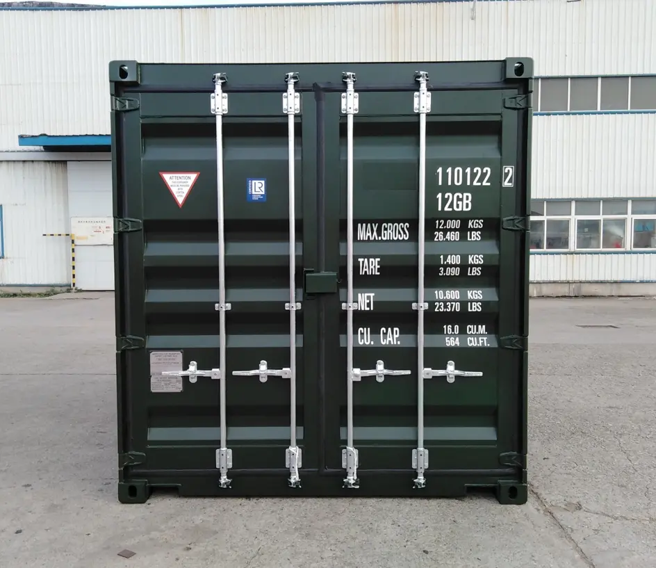 Dunkelgrüner 10-Fuß Mini-Container mit geschlossenen Doppeltüren, Frontansicht im Depot.