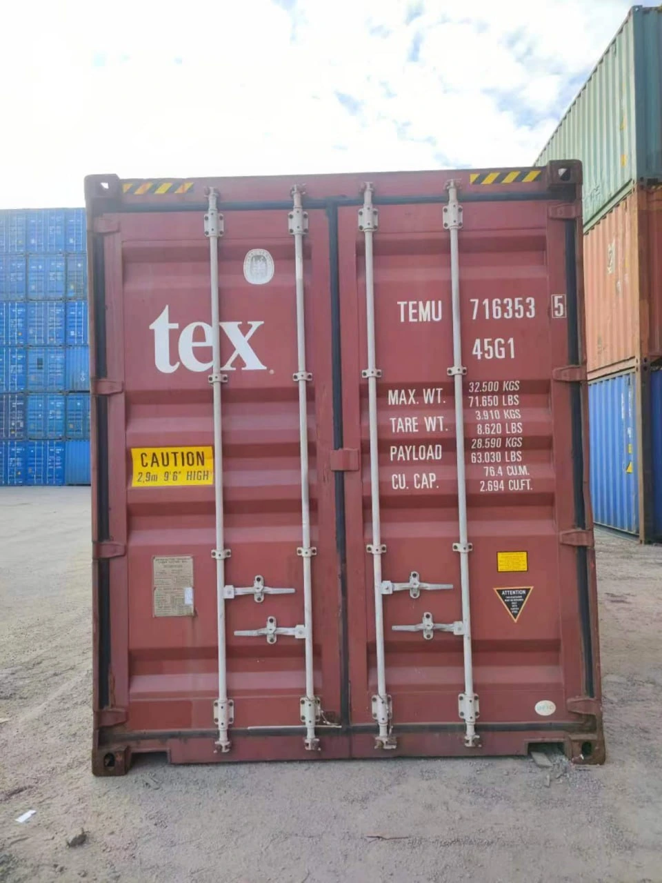 Geschlossene Türen eines 20-Fuß-Seecontainers im Containerdepot.