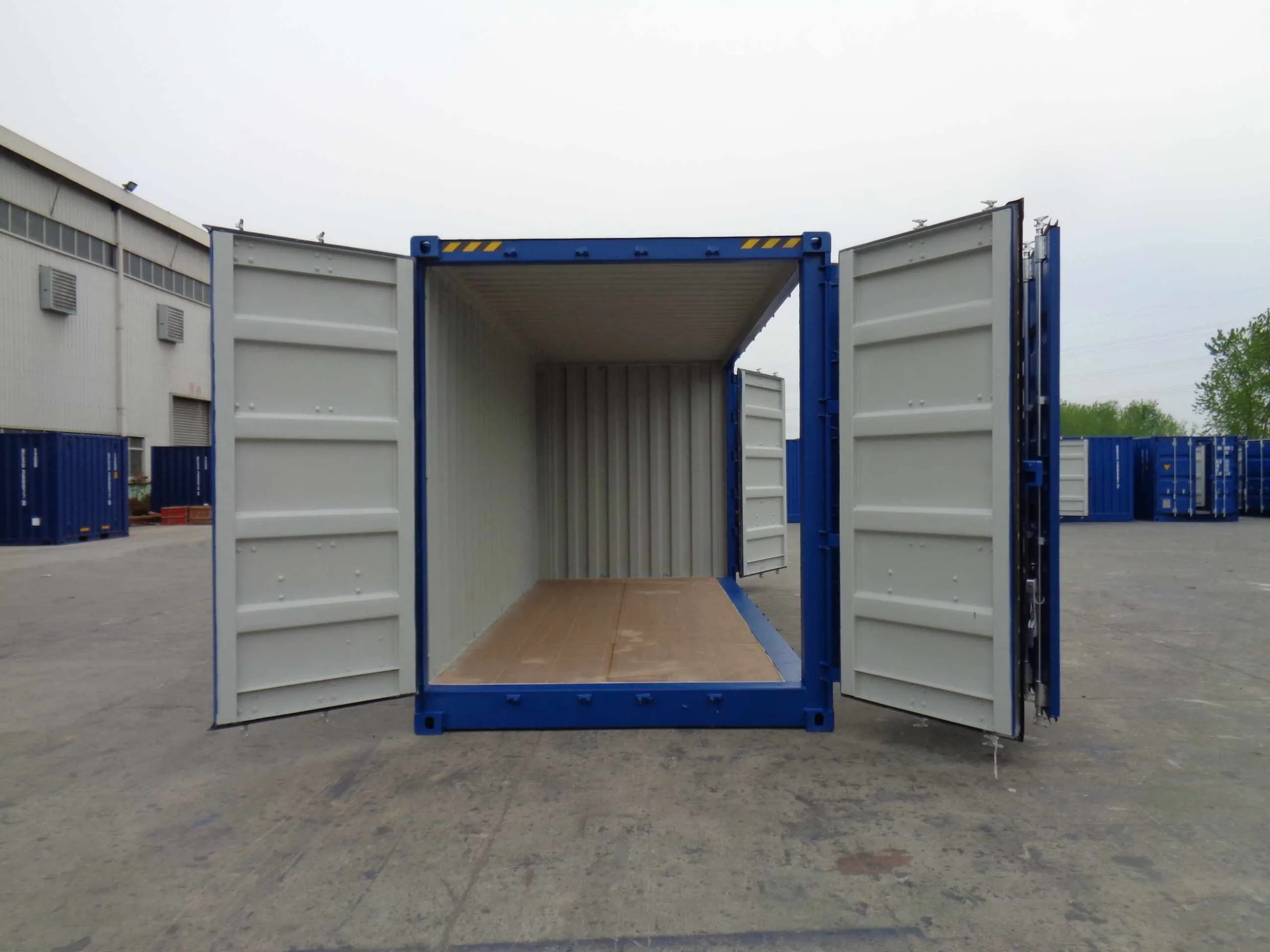 High-Cube Open-Side-Container mit geöffneten Türen, Blick in den leeren Innenraum.
