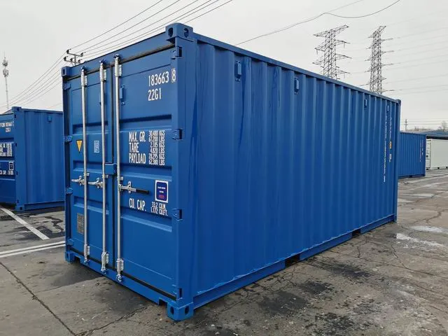 Blauer 20-Fuß-High-Cube-Seecontainer mit geschlossenen Türen, Schrägansicht auf dem Depotgelände.