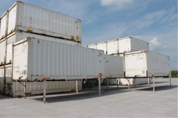 Wechselbrücken-Container auf Stützbeinen im Depot, mehrere Einheiten im Hintergrund.