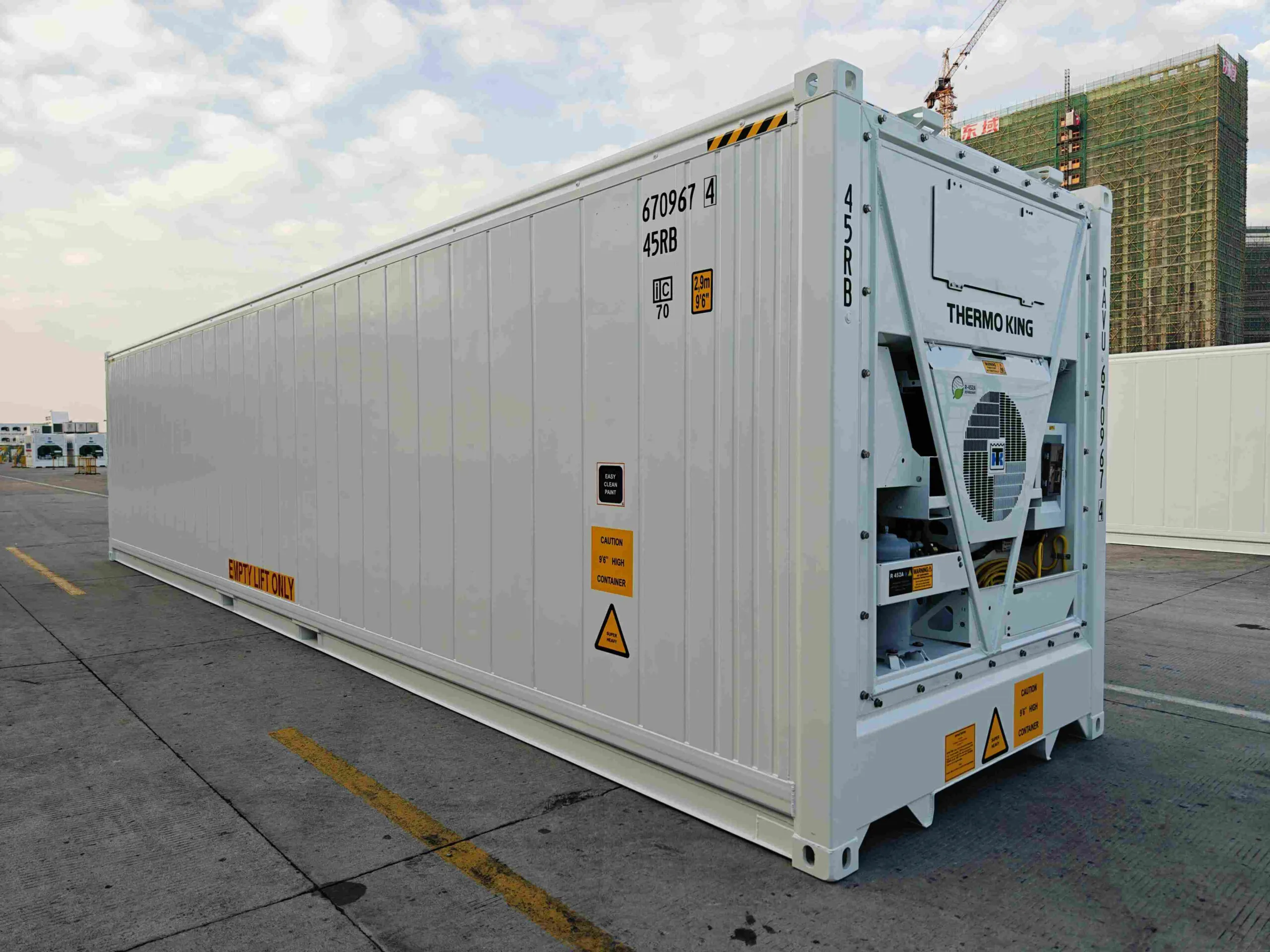 Weißer Kühlcontainer (Reefer) mit Thermo-King-Aggregat am Stirnende, Schrägansicht im Depot.