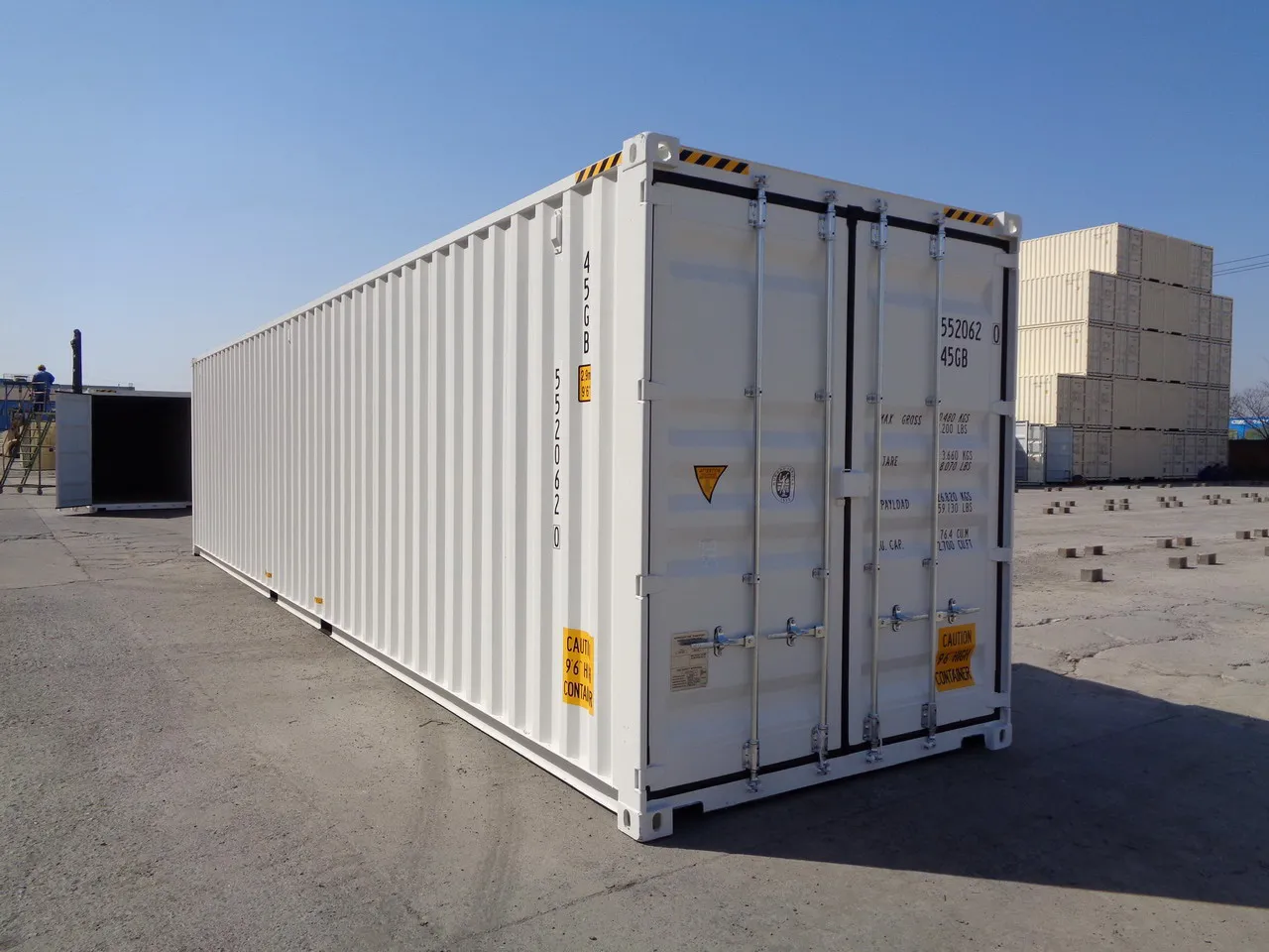 Weißer 40-Fuß-High-Cube-Seecontainer mit geschlossenen Türen auf dem Depotgelände.