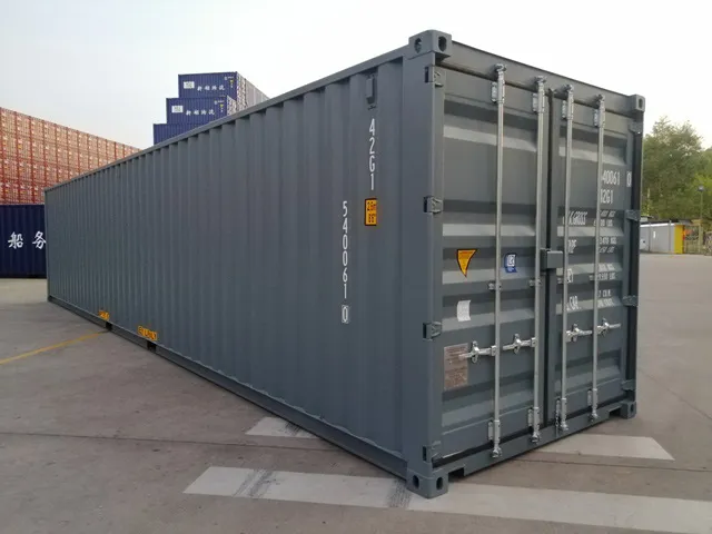 Grauer 40-Fuß-Seecontainer mit geschlossenen Türen, Schrägansicht im Hafenbereich