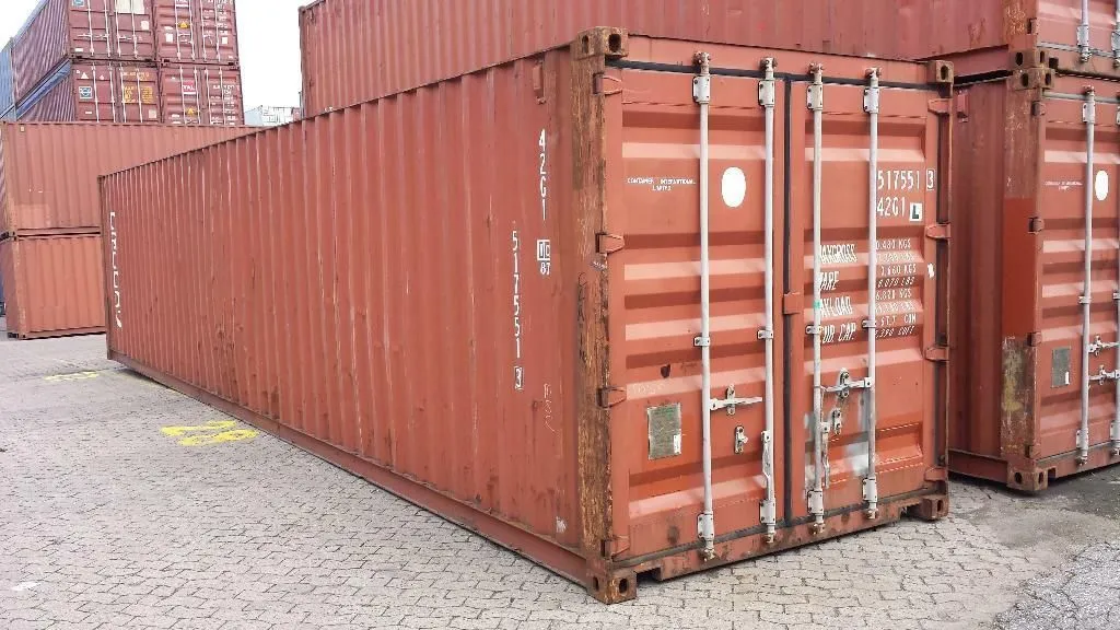 Brauner 40-Fuß Seecontainer mit geschlossenen Türen, Schrägansicht im Containerdepot.