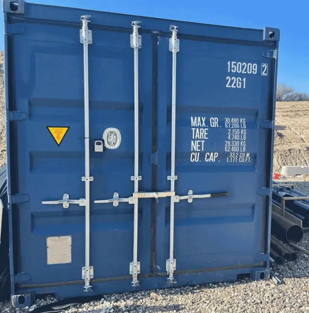Containerschloss an den Türen eines blauen Seecontainers montiert, Detailansicht der Verriegelung.