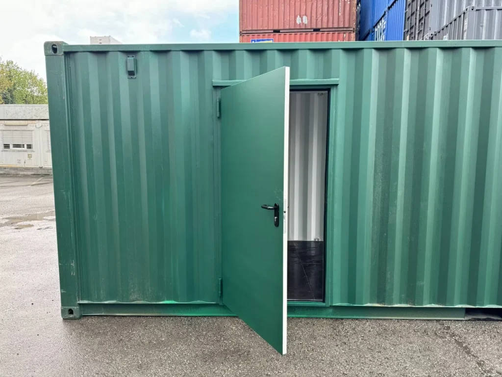 Nachgerüstete Personaltür am Container – geöffnete Tür mit Blick in den Innenraum.