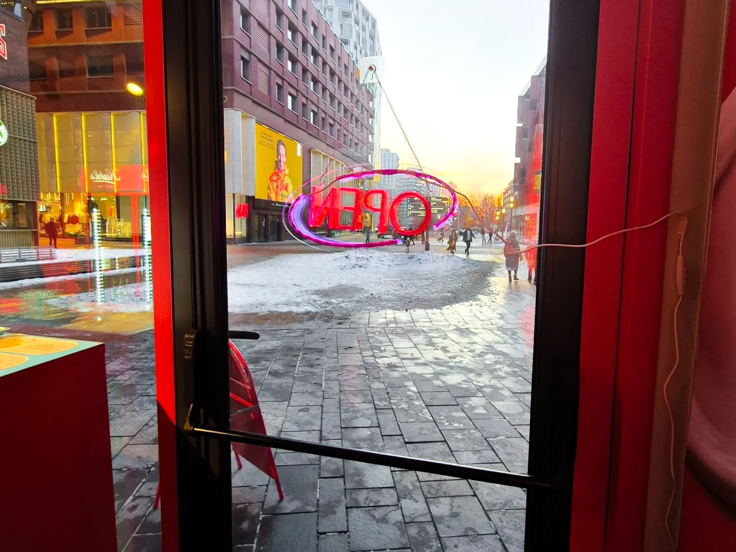 Pop-up Store von Kiehl’s in einem umgebauten Seecontainer in der HafenCity Hamburg – Innenansicht mit Open-Schild
