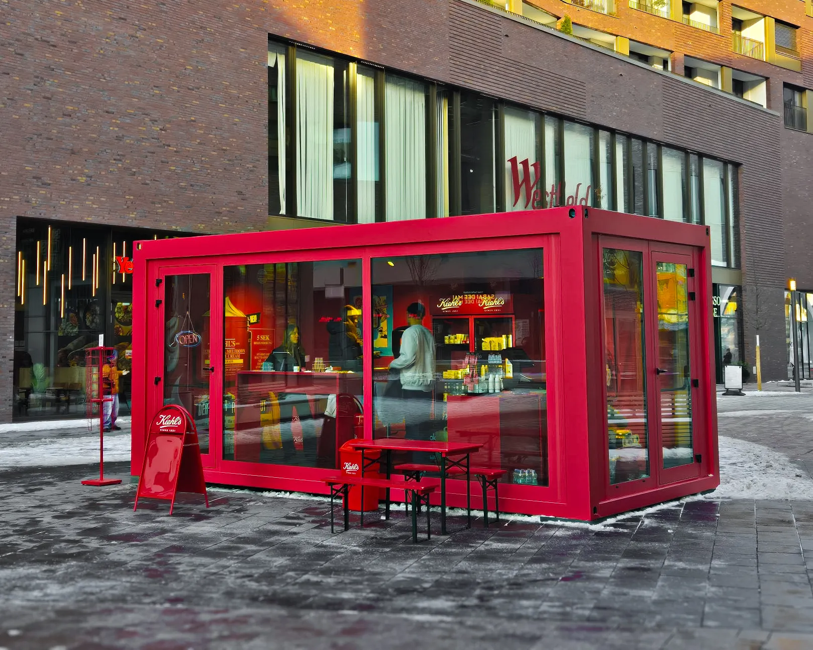 Kiehl’s Pop-up Store in einem roten Seecontainer in der HafenCity Hamburg