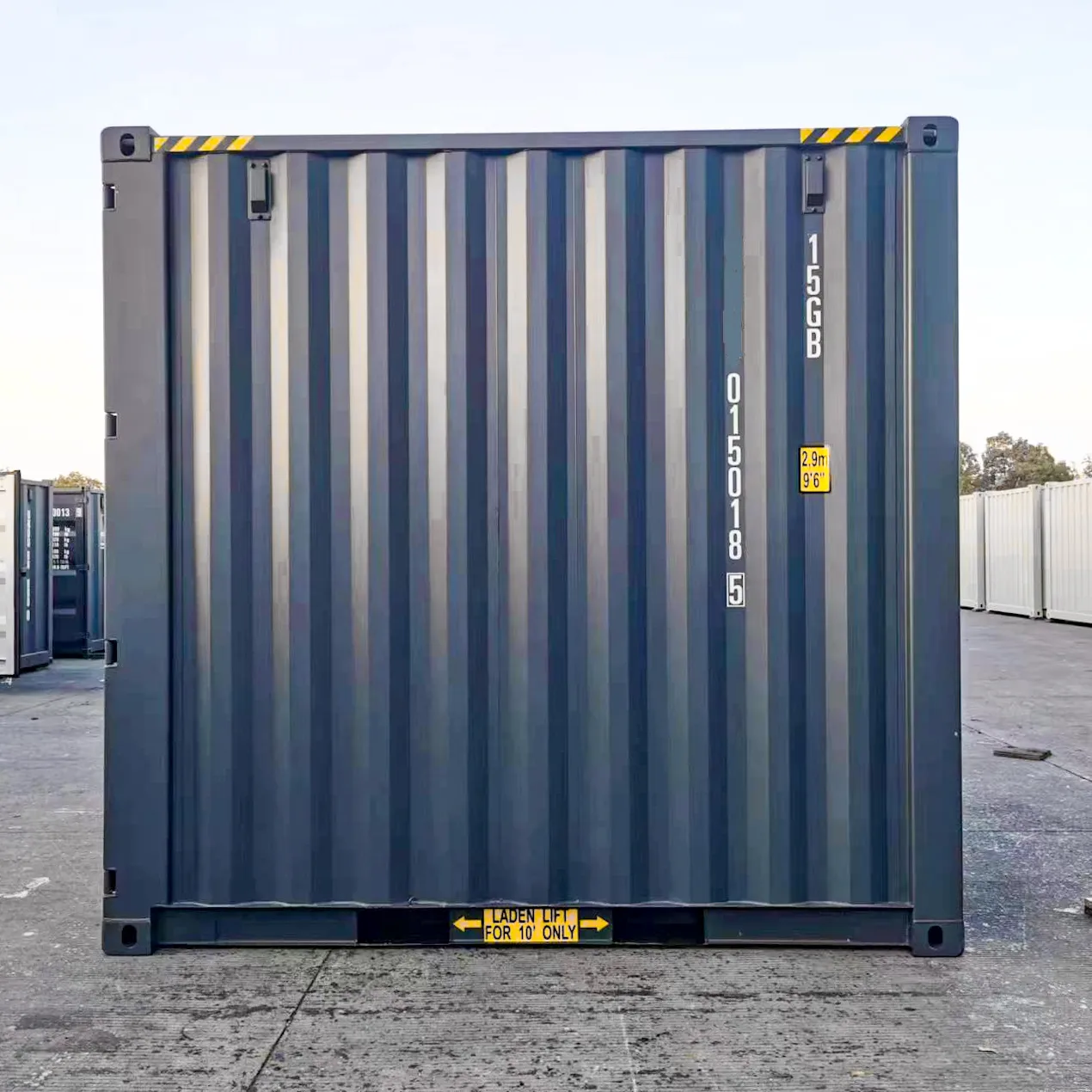 10 Fuß High Cube Container in Anthrazit, Front- und Seitenansicht mit geschlossenen Türen.