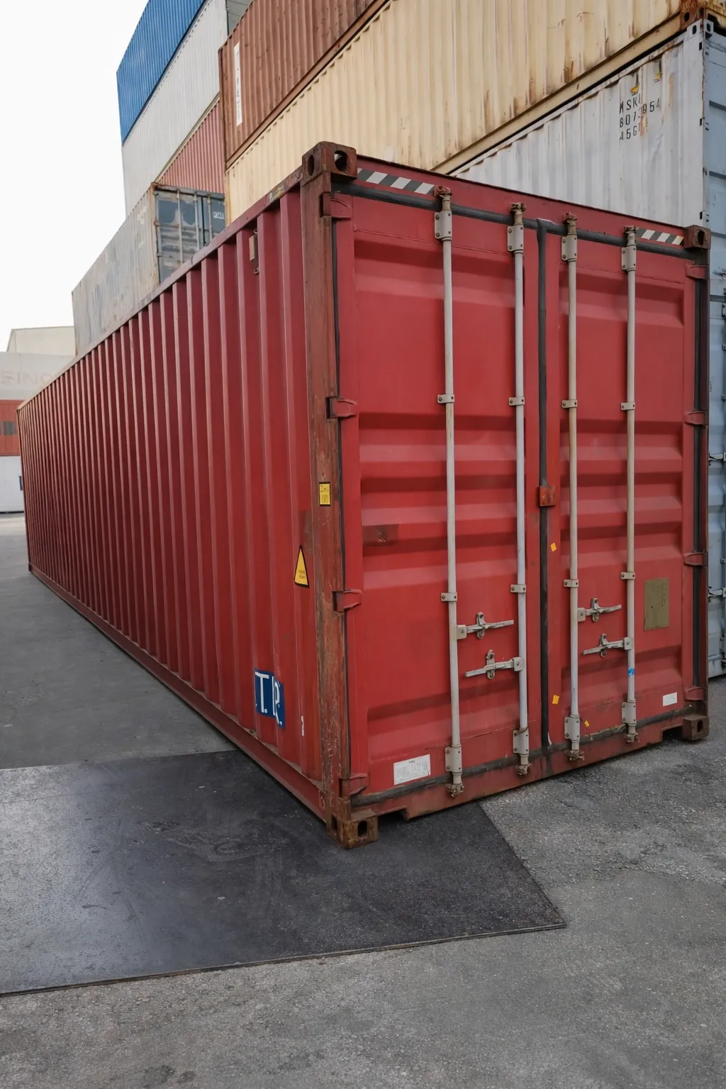 Gebrauchter 40 Fuß High Cube Container in Rot, Front- und Seitenansicht mit geschlossenen Türen.