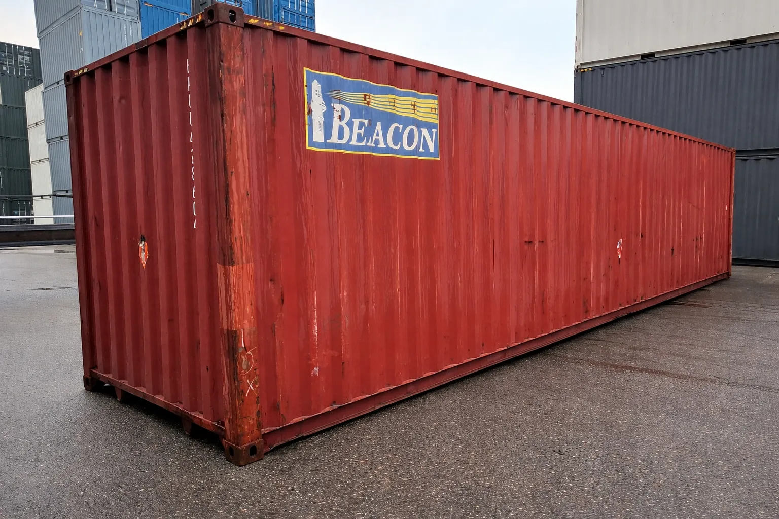 Gebrauchter 40 Fuß High Cube Container in Rot, lange Seitenansicht auf dem Containerdepot.