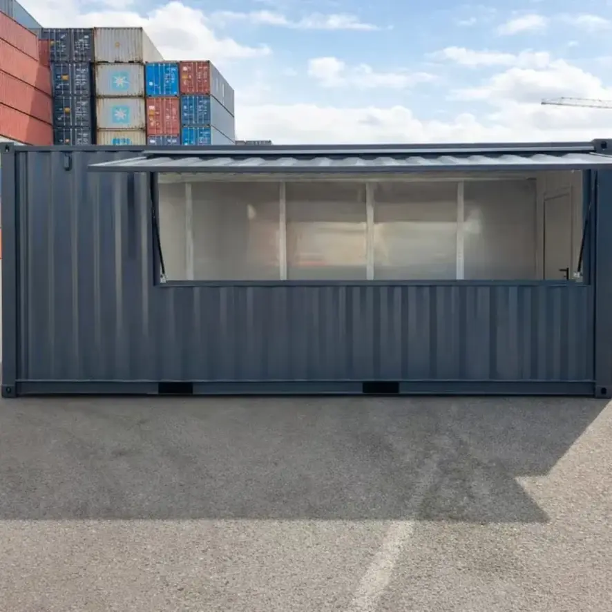 Blick durch die geöffneten Containertüren in den Innenraum eines Bar-Containers